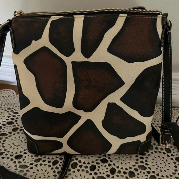 👜 Dooney & Bourke Giraffe Print Crossbody Bag – Rare Animal Print Design - Picture 3 of 6